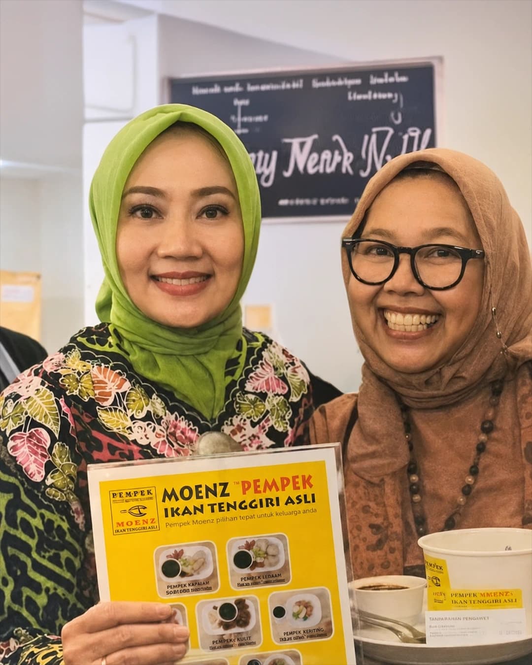Bersama Ibu Atalia Dr. Hj. Atalia Praratya (Ibu Cinta) pada Grand Opening Rupa Rupi Handycraft Market, 2019.