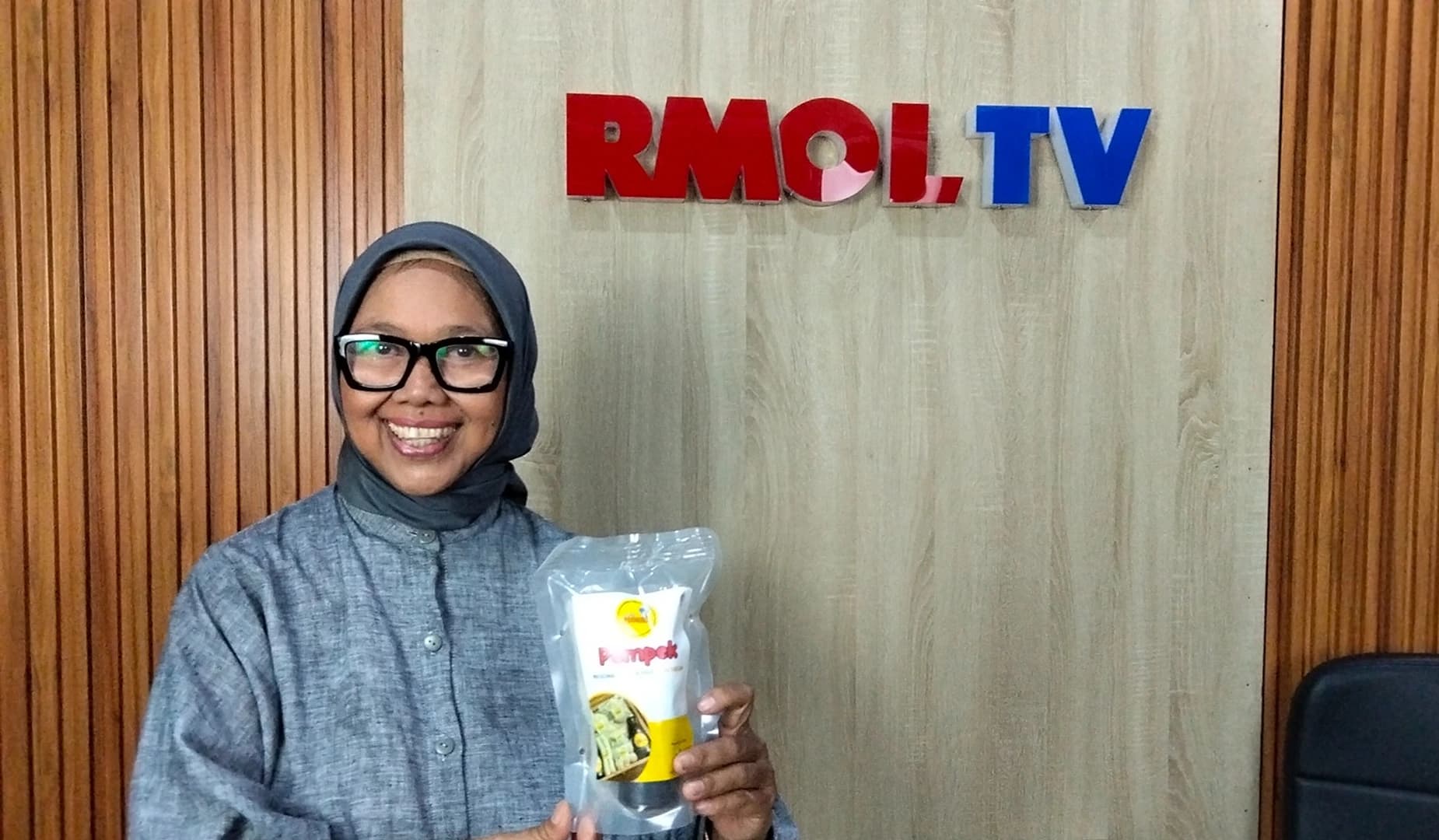 Berbagi perjalanan dan inspirasi bisnis kuliner lokal dalam sesi podcast bersama RMOL TV.