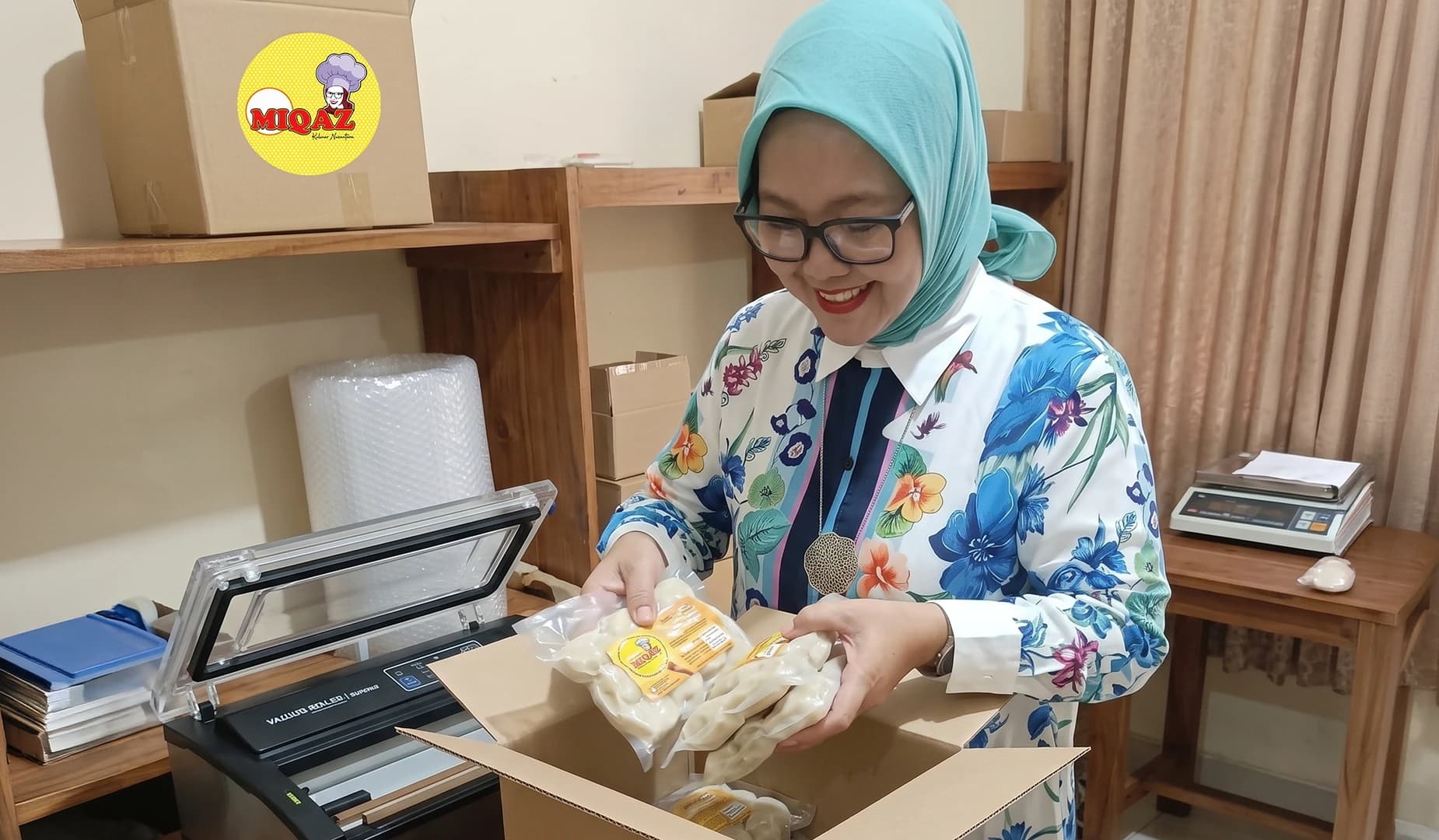 Proses pengemasan setiap pesanan dilakukan dengan teliti untuk memastikan kualitas produk tetap terjaga hingga diterima pelanggan.