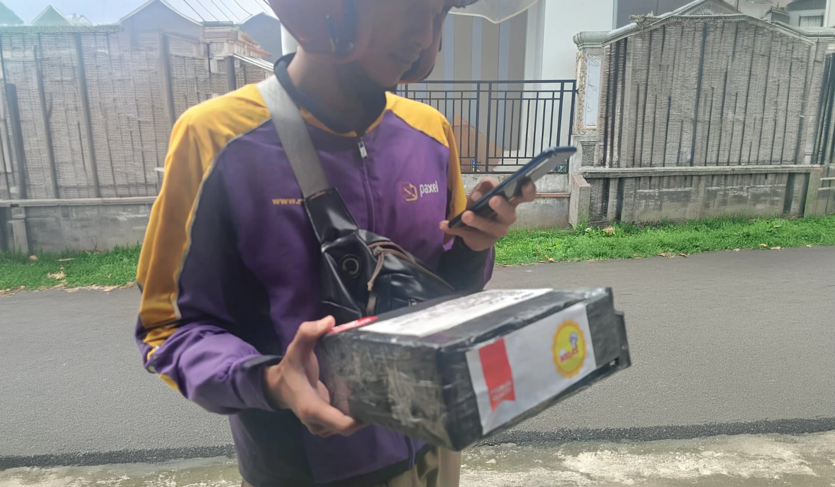 Melayani pemesanan secara online dengan pengiriman ke berbagai daerah, sehingga cita rasa khas Palembang dapat dinikmati lebih luas.
