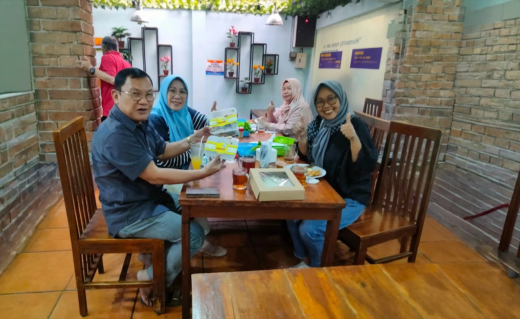 Momen bersama Ketua MPR RI sebagai bentuk apresiasi dan dukungan terhadap perkembangan produk kuliner lokal Indonesia.